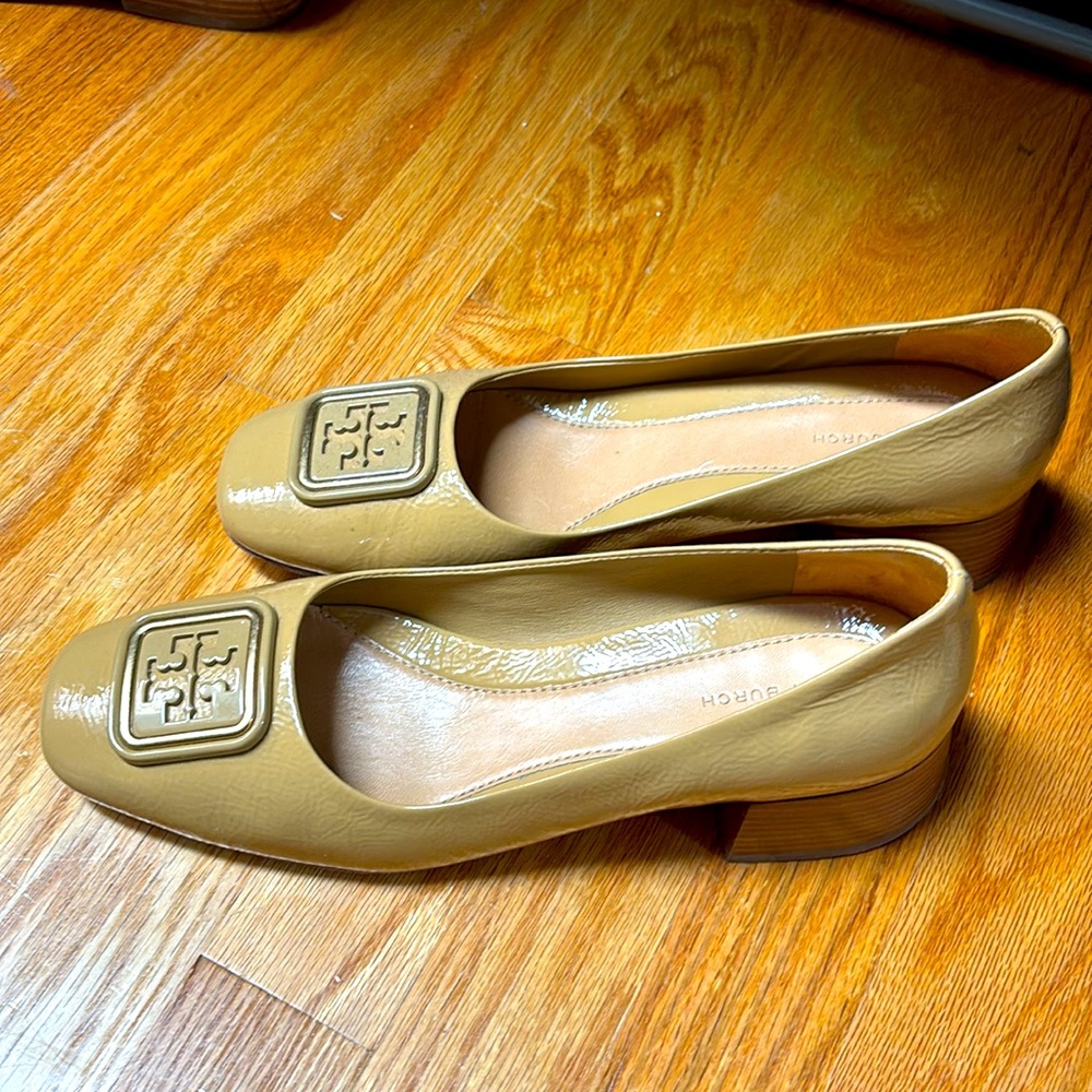 Tory Burch Camel Block Heels With Gold Emblem